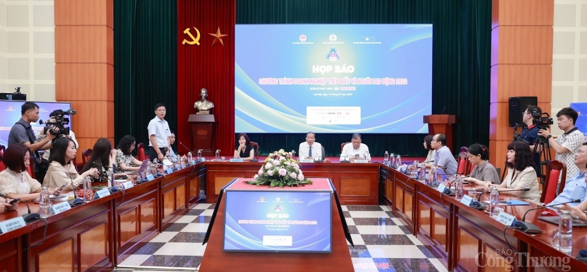 Toàn cảnh buổi họp báo.