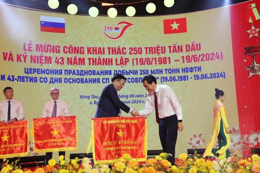 Tập thể lao động quốc tế Vietsovpetro đón nhận nhiều danh hiệu cao quý