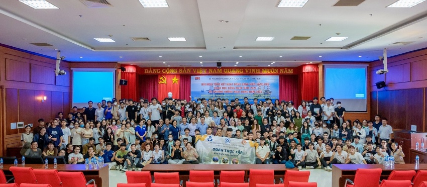 Sinh Viên Trường Đại Học Bách Khoa TP.HCM tham quan kiến tập tại Vietsovpetro Sinh viên Trường Đại học Bách khoa TP Hồ Chí Minh tham quan, kiến tập tại Vietsovpetro