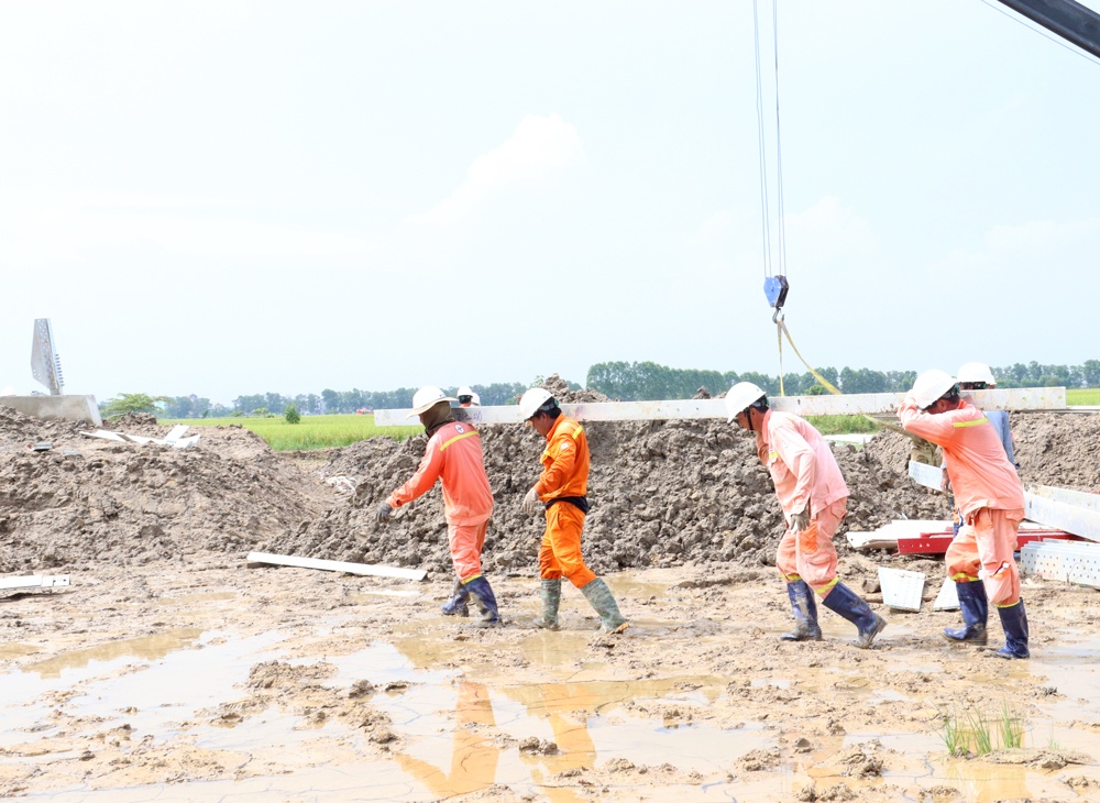 Vượt nắng gió, “đua” tiến độ đường dây 500kV mạch 3