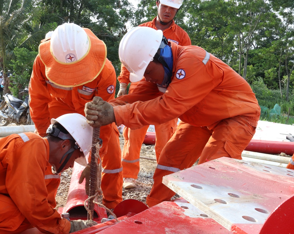 Vượt nắng gió, “đua” tiến độ đường dây 500kV mạch 3