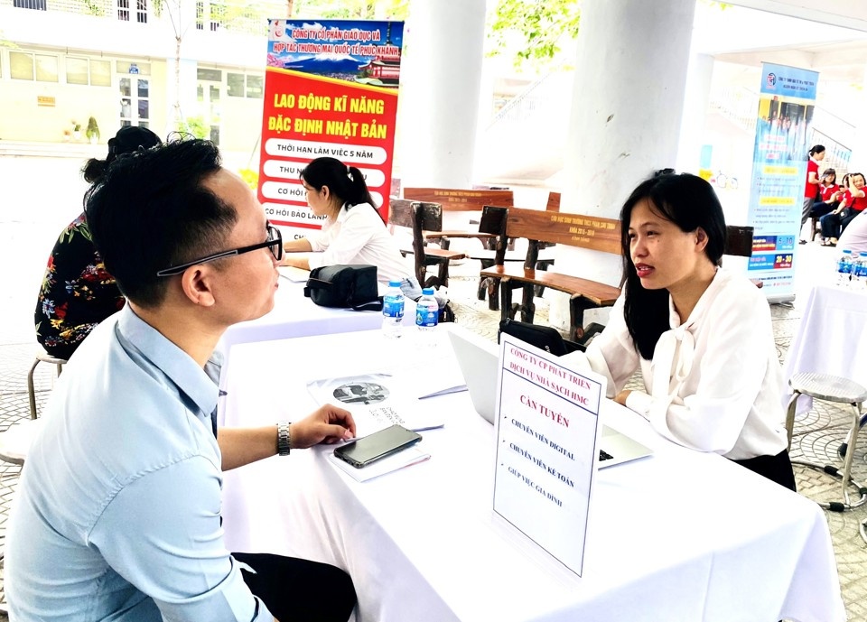 Nhiều lao động nam ứng tuyển phỏng vấn để có việc làm, đóng BHXH. Ảnh: Nguyễn Hải.