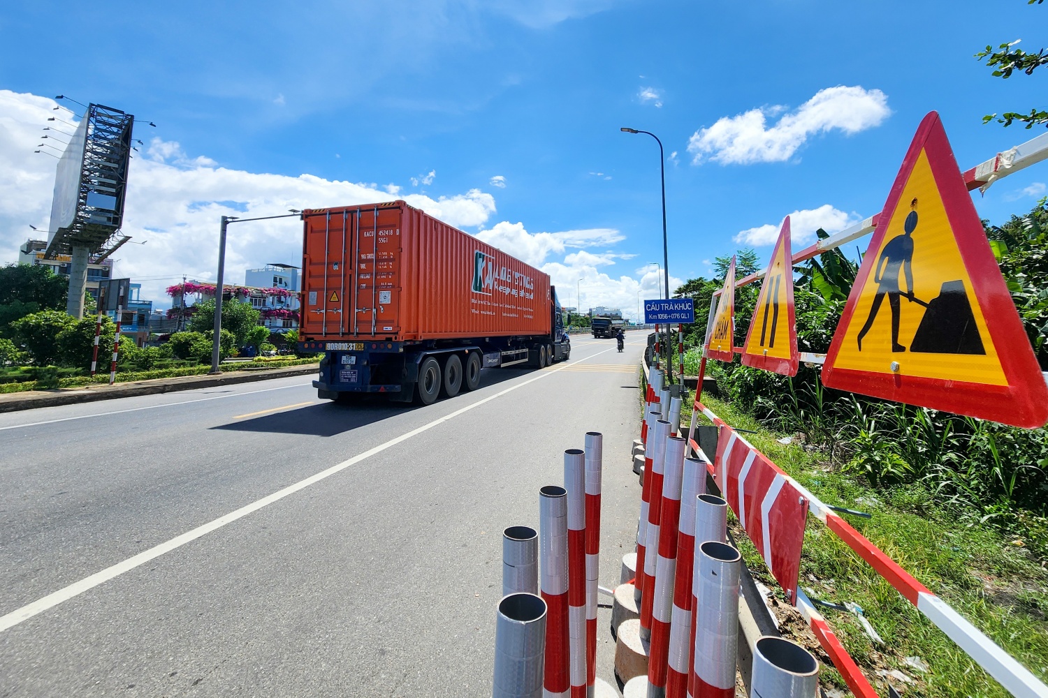 Cầu Trà Khúc 2 có lượng phương tiện tham gia đông đảo do là một trong những tuyến đường huyết mạch nối hai bờ Nam - Bắc của TP Quảng Ngãi. Cầu Trà Khúc 2 có lượng phương tiện tham gia đông đảo do là một trong những tuyến đường huyết mạch nối hai bờ Nam - Bắc của TP Quảng Ngãi.