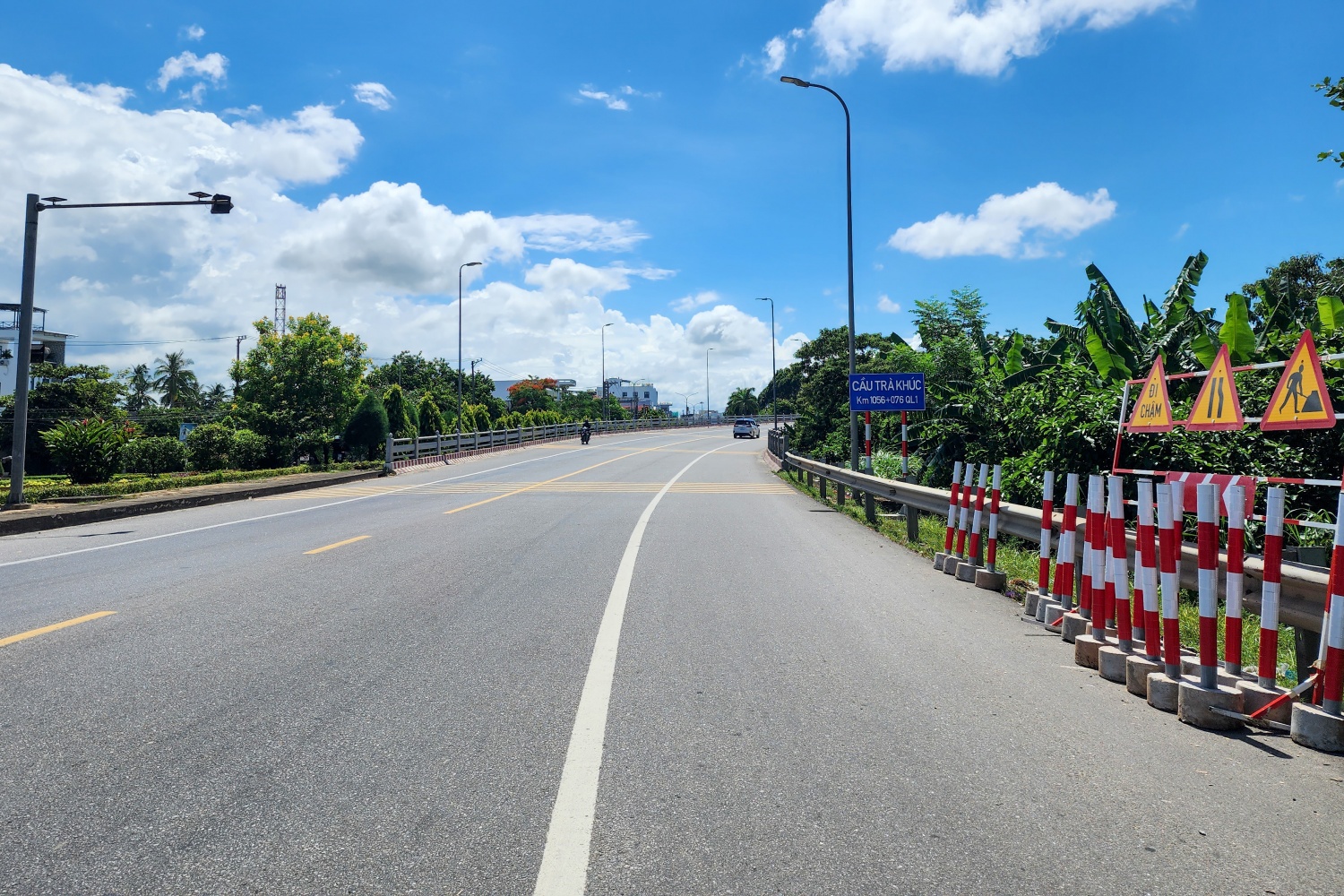 Cầu Trà Khúc 2 (quốc lộ 1A) đoạn đi qua TP Quảng Ngãi sẽ tạm dừng hoạt động từ ngày 15/7 để sửa chữa. Cầu Trà Khúc 2 (quốc lộ 1A) đoạn đi qua TP Quảng Ngãi sẽ tạm dừng hoạt động từ ngày 15/7 để sửa chữa.