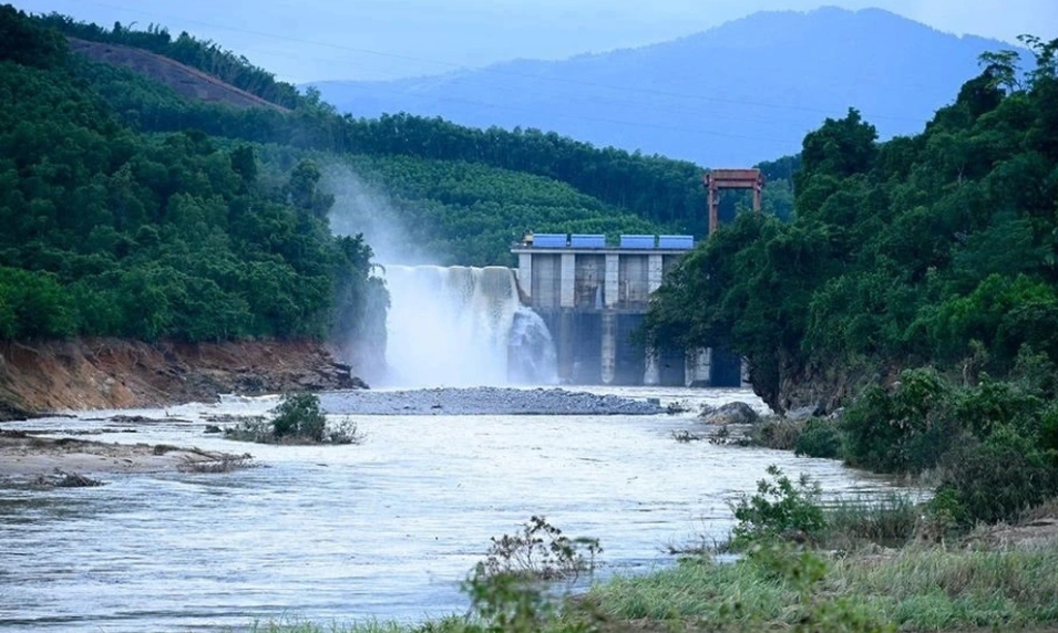 Mưa lớn, nhiều nhà máy thuỷ điện mở cửa xả lũ Mưa lớn, nhiều nhà máy thuỷ điện mở cửa xả lũ