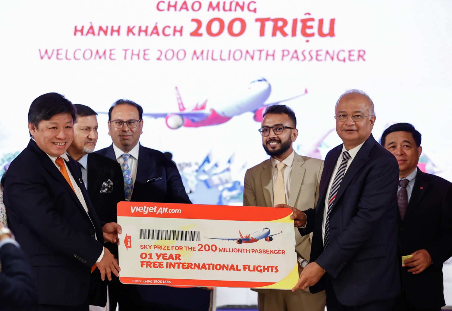 Vietjet chào đón hành khách thứ 200 triệu, công bố đường bay mới Ahmedabad (Ấn Độ) - Đà Nẵng Vietjet chào đón hành khách thứ 200 triệu, công bố đường bay mới Ahmedabad (Ấn Độ) - Đà Nẵng
