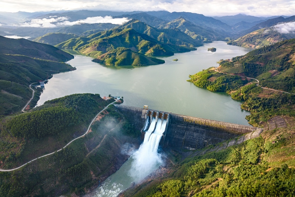 Các thuỷ điện có vai trò lớn trong việc điều tiết nước mùa lũ. Trong ảnh: Thuỷ điện Đăkdrink xả nước điều tiết trong mùa mưa 2023.
