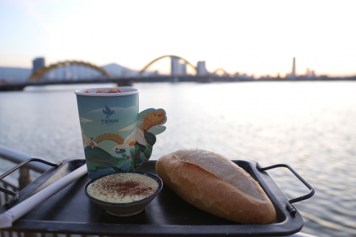 Thưởng thức cà phê và ăn sáng tại bờ sông Hàn thơ mộng trở thành một trào lưu thú vị, bổ ích. Bên cạnh việc ngắm cảnh, thưởng thức ly cà phê ngon, việc dậy sớm cũng được khuyến khích để tạo thói quen làm việc hiệu quả.  Tạp chí Tâm lý học Xã hội Ứng dụng cũng đã đăng tải kết quả nghiên cứu về việc dậy sớm. Theo đó, Tạp chí này cho rằng, người dậy sớm thường chủ động hơn, một phẩm chất gắn liền với thành công trong sự nghiệp. Trong khi đó, những người đấu tranh để rời khỏi giường có nhiều khả năng bị trầm cảm, stress và thừa cân.