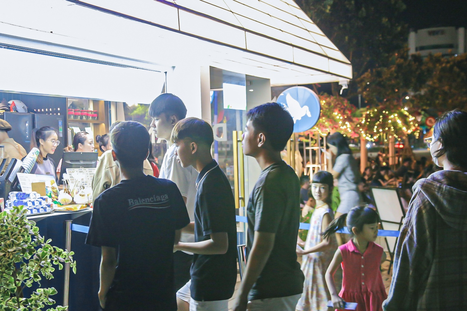 Trào lưu cà phê sớm tại Đà Nẵng vừa rộ lên dịp gần đây khi tuyến đường bờ sông Hàn được thành phố quy hoạch trở thành phố đi bộ. Tận dụng nhu cầu của khách hàng muốn uống nước, ngắm cảnh tại bờ sông Hàn thơ mộng, nhiều quán xá, ki ốt bán nhiều loại thức uống và đồ ăn sáng được dựng lên để đáp ứng nhu cầu của khách hàng.