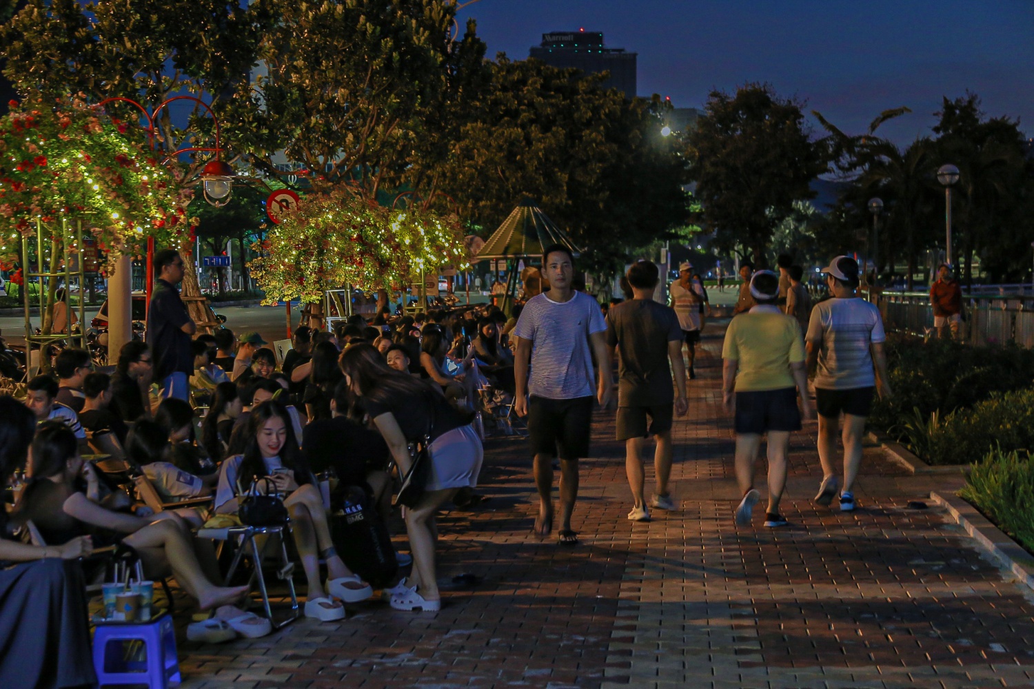 Sáng sớm, bên cạnh những người uống cà phê ngắm bình mình, bờ sông Hàn cũng là nơi nhiều người đi bộ, tập các bộ môn thể thao để nâng cao sức khoẻ.