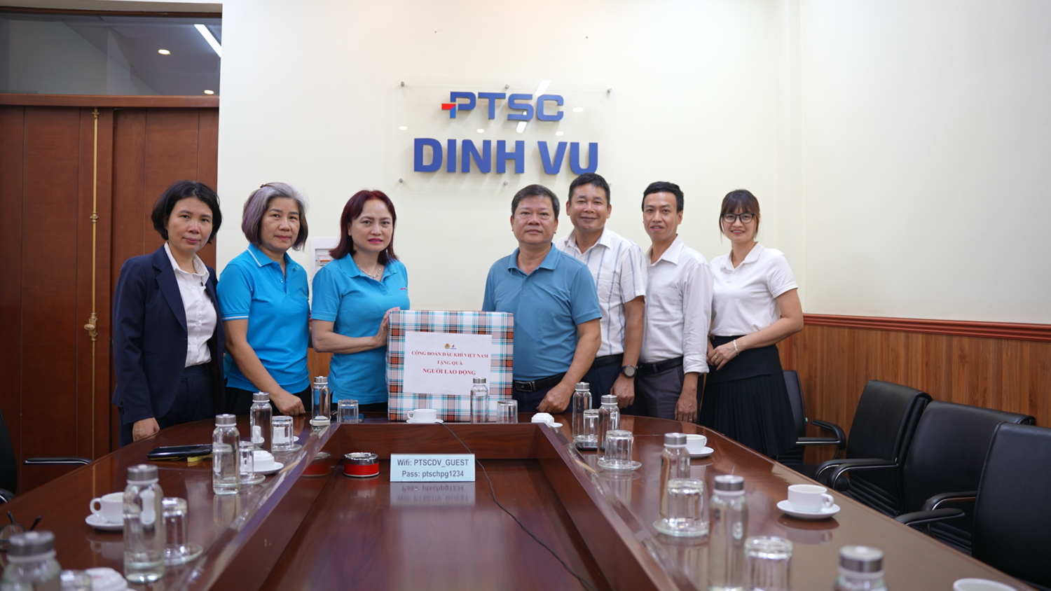 Chủ tịch CĐ DKVN Nghiêm Thùy Lan dẫn đầu đoàn công tác thăm hỏi và động viên người lao động VNPOLY, PTSC Đình Vũ Chủ tịch CĐ DKVN Nghiêm Thùy Lan dẫn đầu đoàn công tác thăm hỏi và động viên người lao động VNPOLY, PTSC Đình Vũ