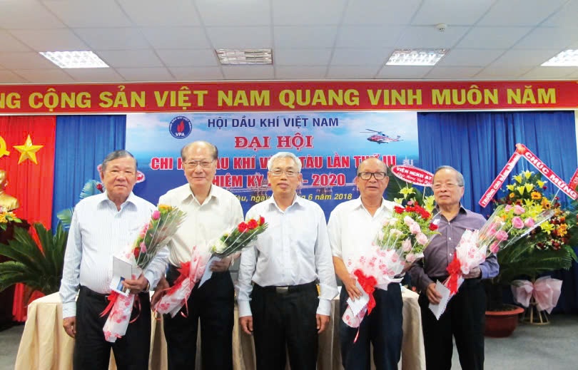 Tặng hoa chúc mừng các hội viên cao niên tại Đại hội Chi hội Dầu khí Vũng Tàu nhiệm kỳ 2018-2020 “Những người đi tìm lửa” ở thủ phủ Dầu khí