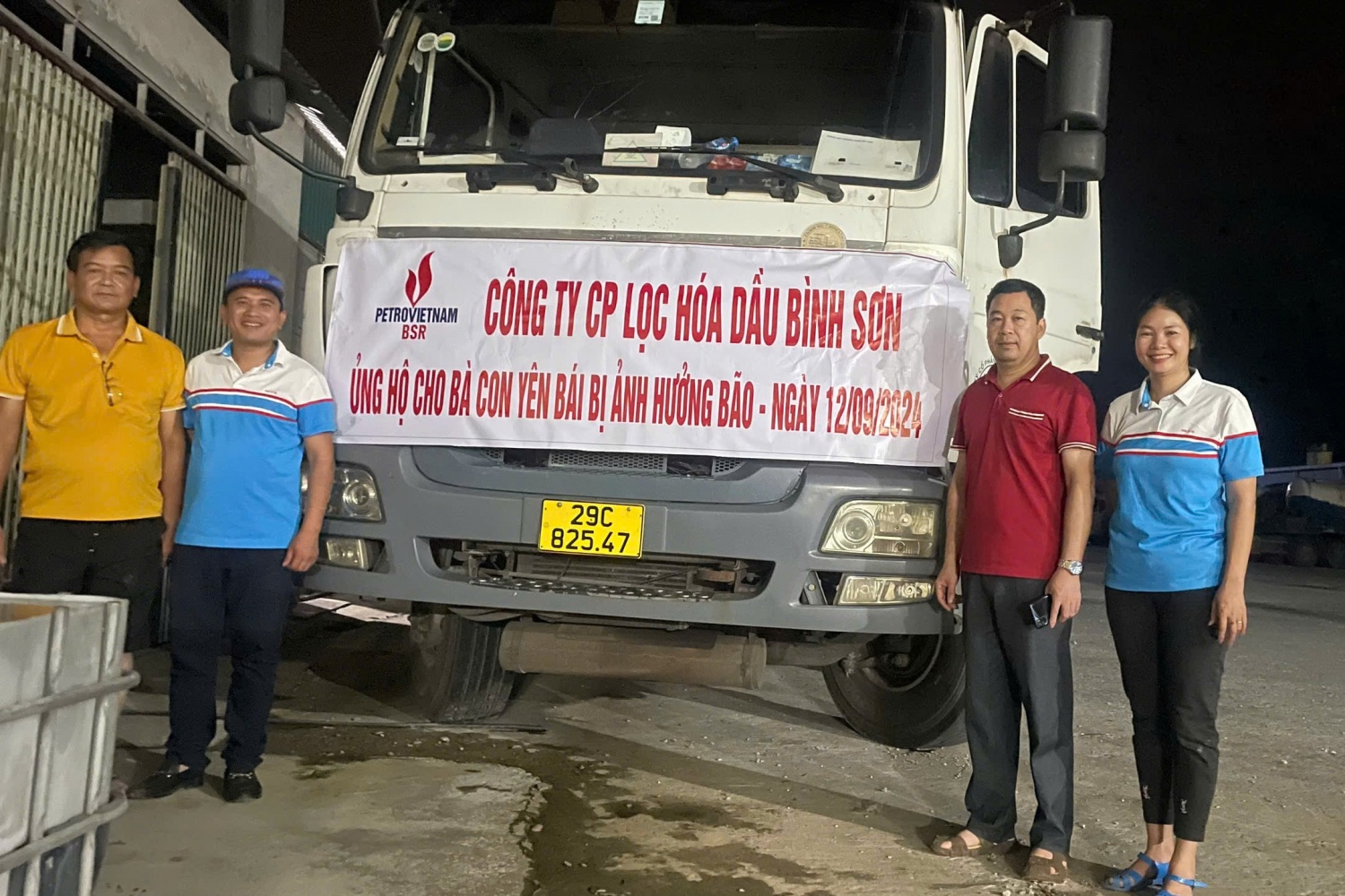 Ngay trong đêm 12/9, những chuyến xe chở nhiên liệu hỗ trợ tỉnh Yên Bái đã đến vị trí tập kết tại xã Vân Phú, TP Yên Bái .