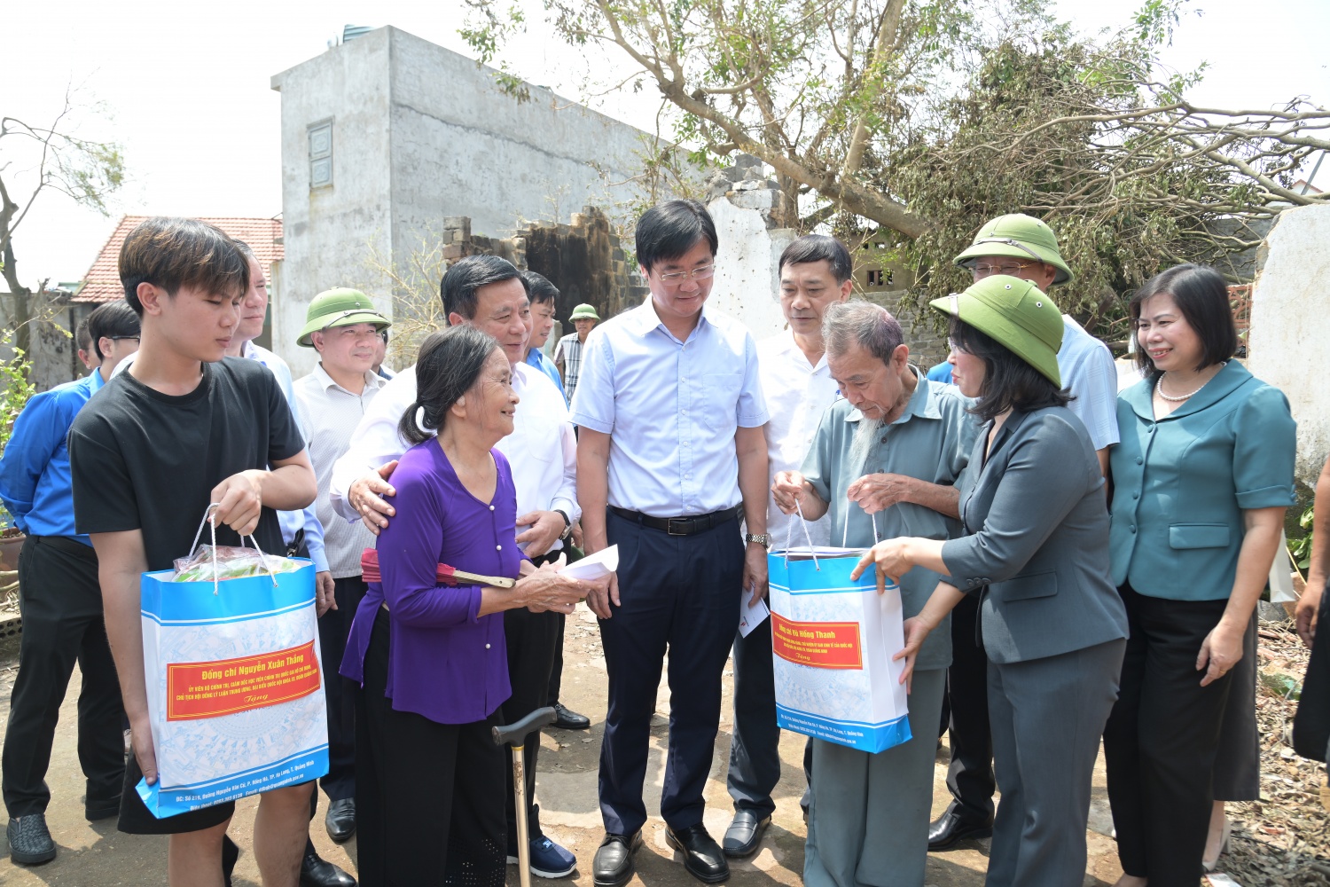 Petrovietnam thăm, động viên chính quyền, nhân dân bị ảnh hưởng do bão số 3 tại Quảng Ninh Petrovietnam thăm, động viên chính quyền, nhân dân bị ảnh hưởng do bão số 3 tại Quảng Ninh