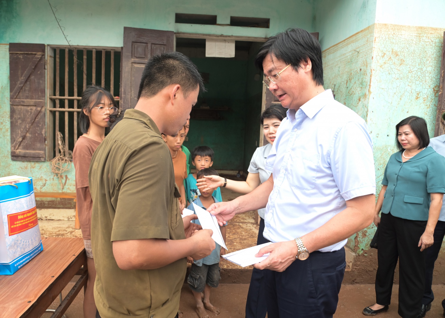 Petrovietnam thăm, động viên chính quyền, nhân dân bị ảnh hưởng do bão số 3 tại Quảng Ninh Petrovietnam thăm, động viên chính quyền, nhân dân bị ảnh hưởng do bão số 3 tại Quảng Ninh