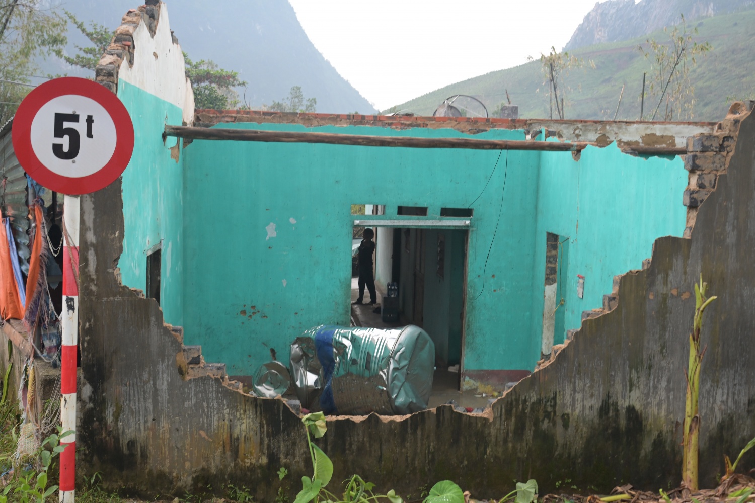 Petrovietnam thăm, động viên chính quyền, nhân dân bị ảnh hưởng do bão số 3 tại Quảng Ninh Petrovietnam thăm, động viên chính quyền, nhân dân bị ảnh hưởng do bão số 3 tại Quảng Ninh