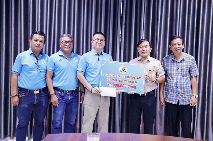 CLB Phóng viên Đà Nẵng - JFC chung tay ủng hộ đồng bào miền Bắc CLB Phóng viên Đà Nẵng - JFC chung tay ủng hộ đồng bào miền Bắc
