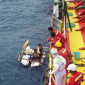 Tàu PVT Neptune của Tổng công ty PVTrans cứu hộ ngư dân Myanmar gặp nạn trên biển