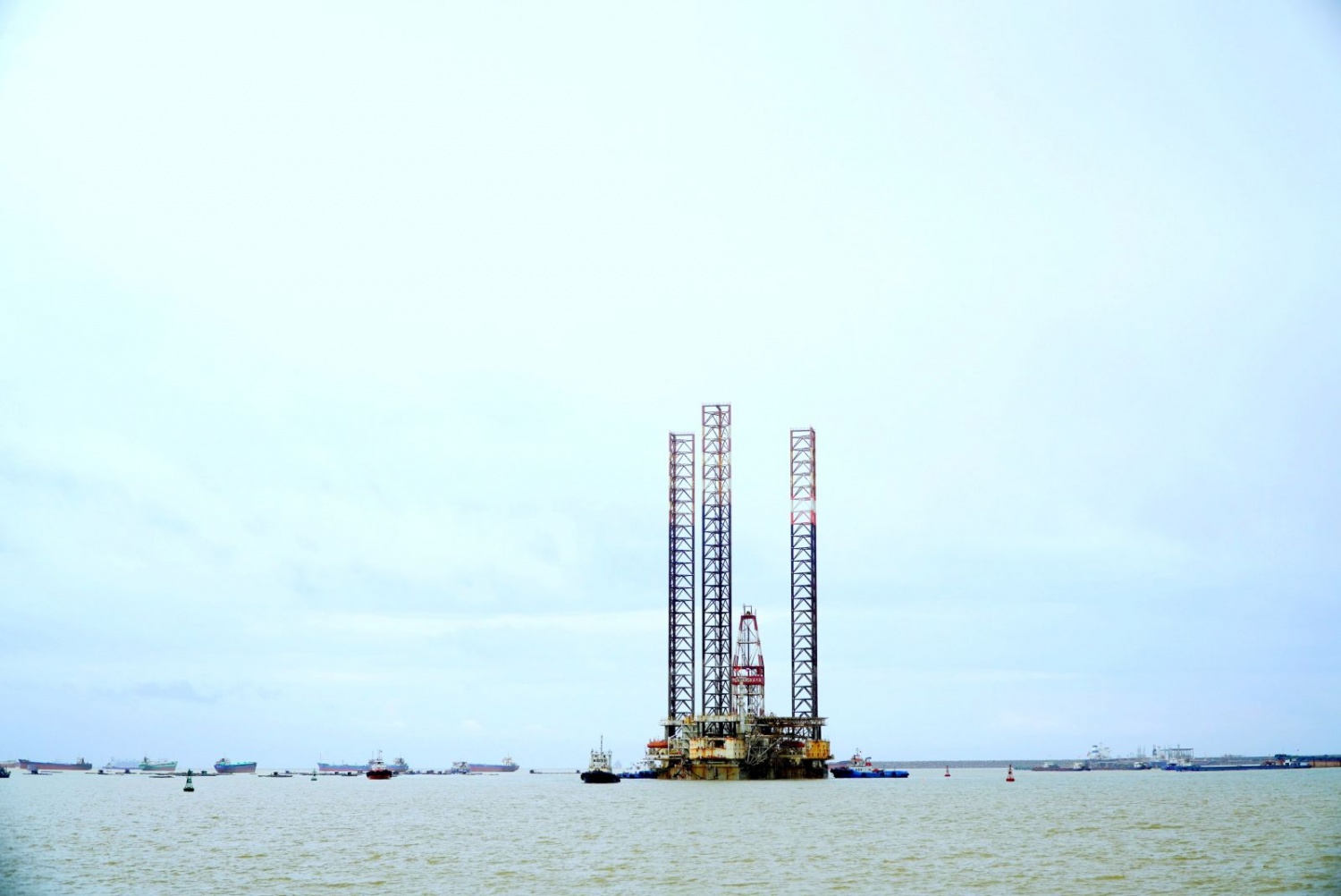 Giàn khoan Murmanskaya được các tàu lai dắt đang tịnh tiến vào dock DQS trong điều kiện thời tiết phức tạp.