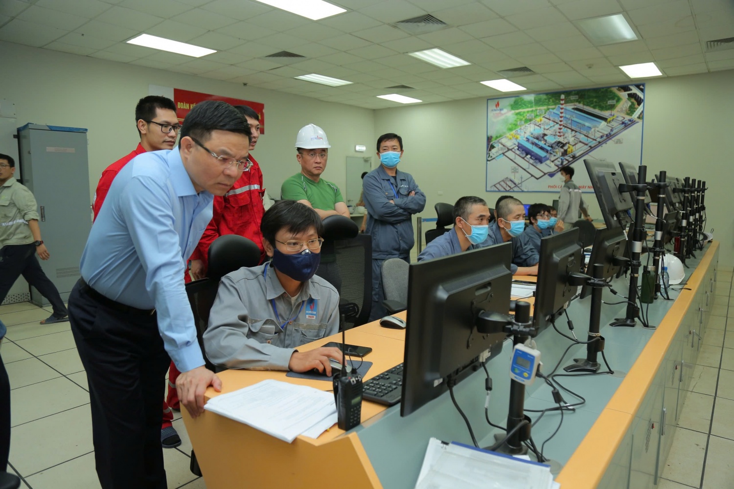 Petrovietnam: “Một đội ngũ – Một mục tiêu”, cho ngọn lửa năng lượng quốc gia luôn rực sáng Petrovietnam: “Một đội ngũ – Một mục tiêu”, cho ngọn lửa năng lượng quốc gia luôn rực sáng