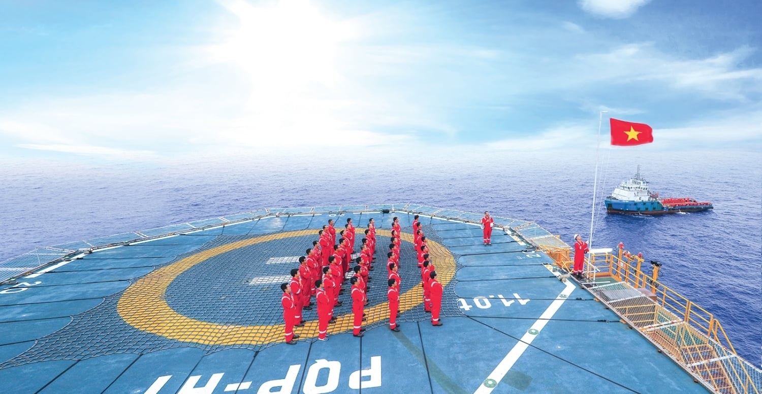 “Một đội ngũ – Một mục tiêu” cho ngọn lửa Petrovietnam luôn rực sáng “Một đội ngũ – Một mục tiêu” cho ngọn lửa Petrovietnam luôn rực sáng