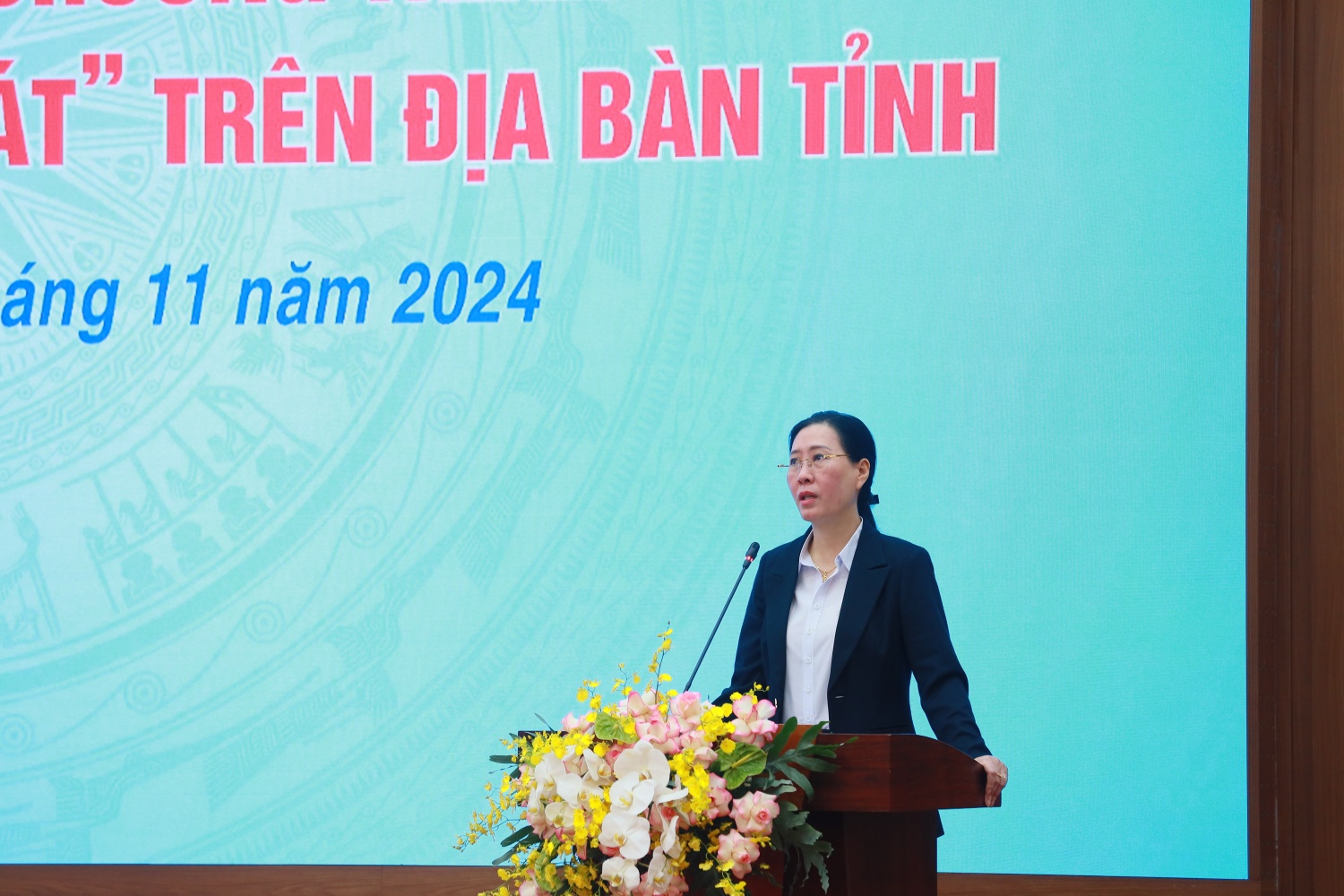 Đồng chí Bùi Thị Quỳnh Vân – Bí thư Tỉnh ủy, Chủ tịch HĐND - Trưởng Ban Chỉ đạo xoá nhà tạm, nhà dột nát tỉnh Quảng Ngãi phát biểu tại buổi lễ.