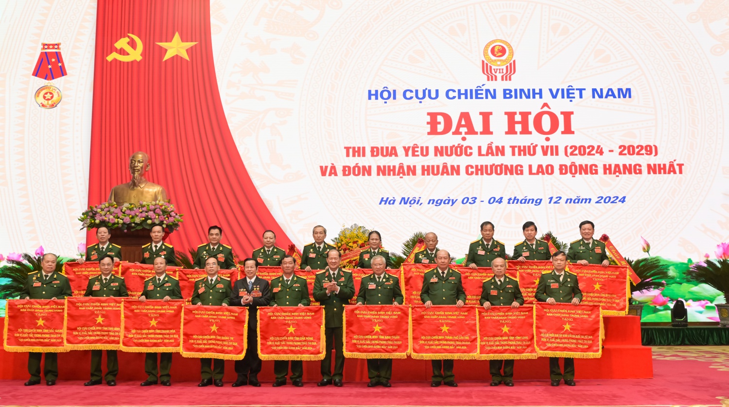 Đồng chí Lê Quang Toán vinh dự là đại diện cho Hội CCB Tập đoàn Dầu khí Quốc gia Việt Nam nhận Cờ thi đua vinh danh tập thể xuất sắc trong phong trào “Cựu chiến binh gương mẫu” năm 2024.