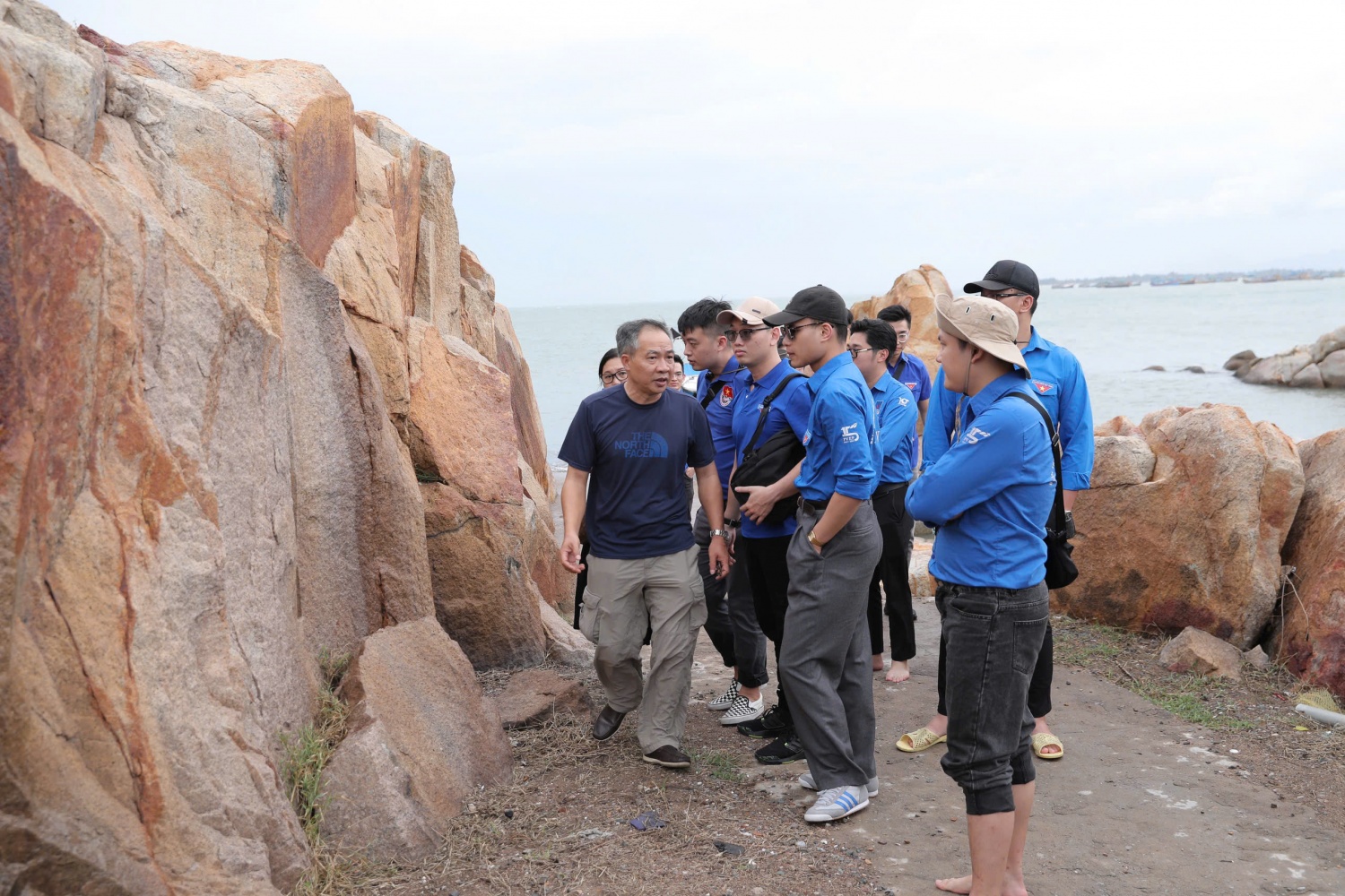 Đoàn viên thanh niên PVEP đến khảo sát thực địa, nghiên cứu đối tượng địa chất.