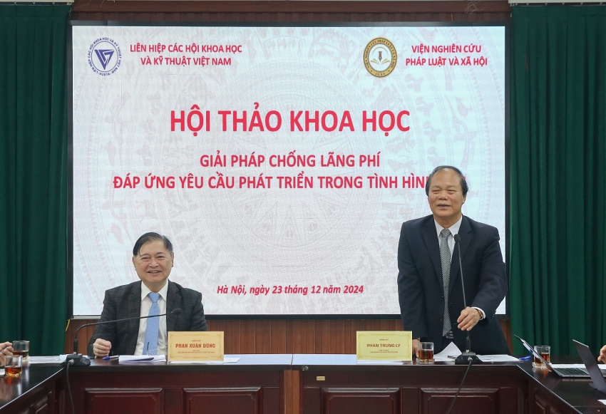 Chủ trì hội thảo là TSKH Phan Xuân Dũng - Chủ tịch VUSTA và GS.TS. Phan Trung Lý - Viện trưởng Viện Nghiên cứu Pháp luật và Xã hội