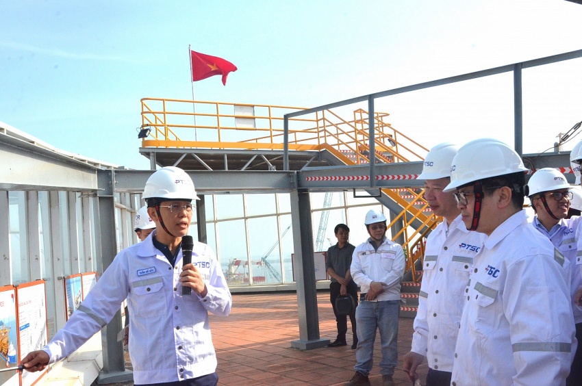 Thứ trưởng Bộ Công Thương Trương Thanh Hoài thăm khu chế tạo chân đế điện gió ngoài khơi PTSC