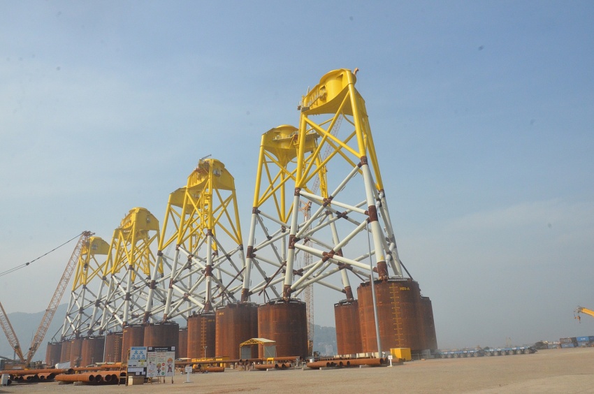 Chùm ảnh: Thứ trưởng Bộ Công Thương Trương Thanh Hoài tham quan Trung tâm công nghiệp năng lượng và hậu cần kỹ thuật PTSC/Petrovietnam Thứ trưởng Bộ Công Thương Trương Thanh Hoài thăm khu chế tạo chân đế điện gió ngoài khơi PTSC