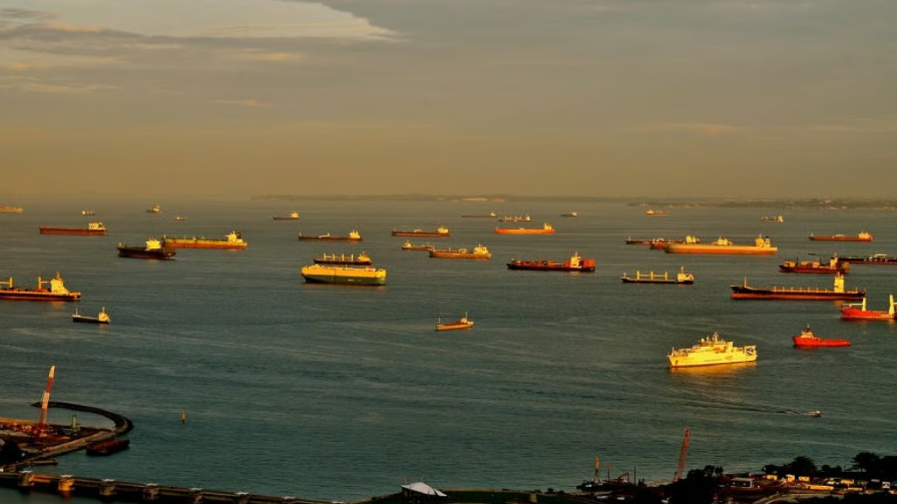 Lệnh trừng phạt mới nhất của Hoa Kỳ khiến hàng chục tàu chở dầu phải thả neo Lệnh trừng phạt mới nhất của Hoa Kỳ khiến hàng chục tàu chở dầu phải thả neo