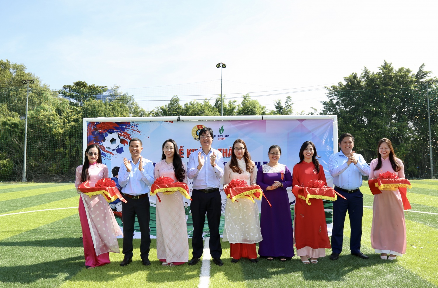 Công đoàn Ban QLDA ĐLDK Long Phú 1 khánh thành sân bóng cỏ nhân tạo
