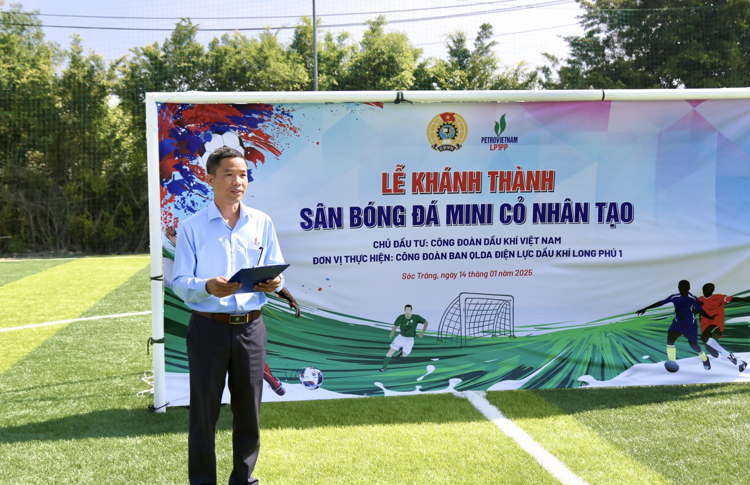 Công đoàn Ban QLDA ĐLDK Long Phú 1 khánh thành sân bóng cỏ nhân tạo