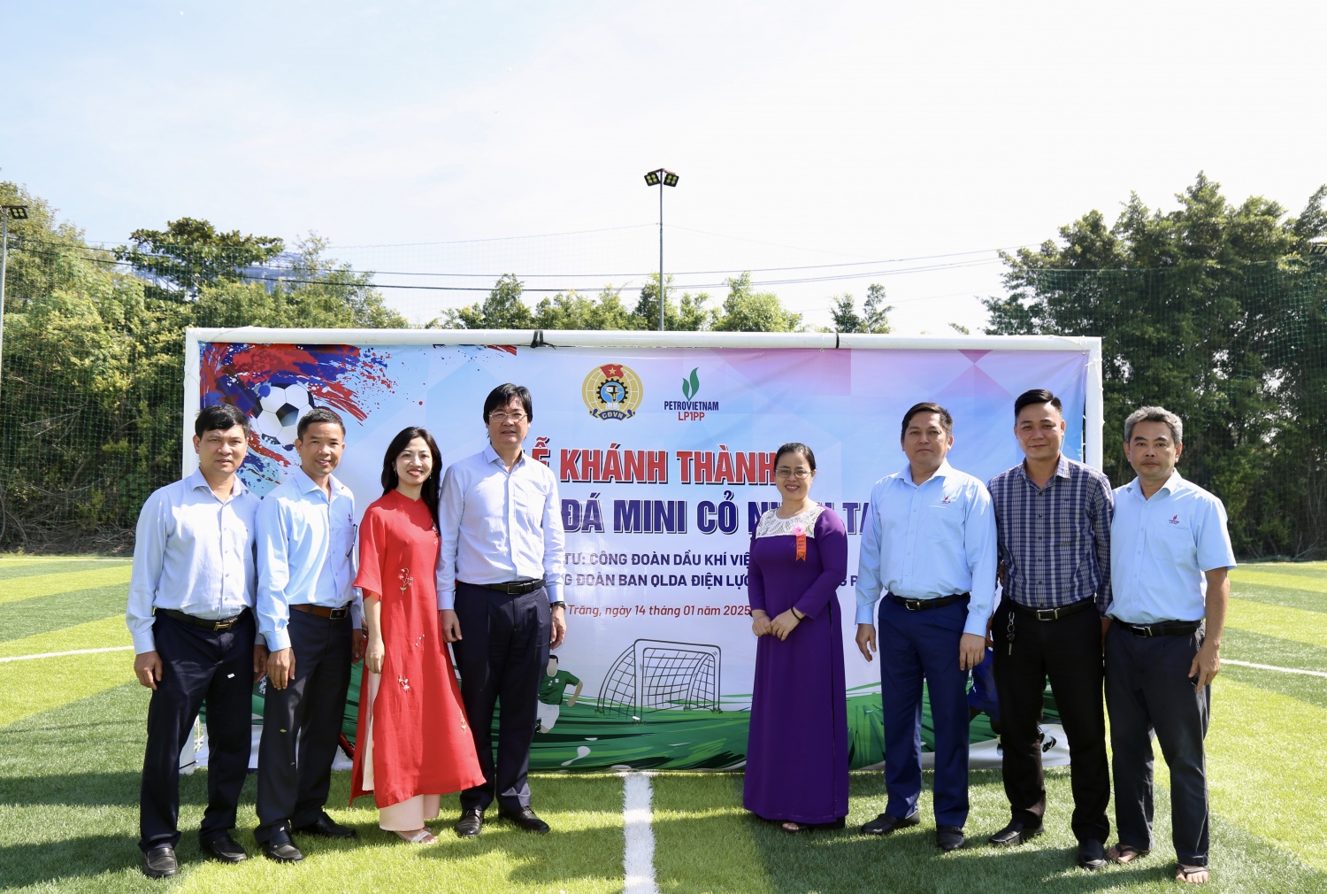 Công đoàn Ban QLDA ĐLDK Long Phú 1 khánh thành sân bóng cỏ nhân tạo