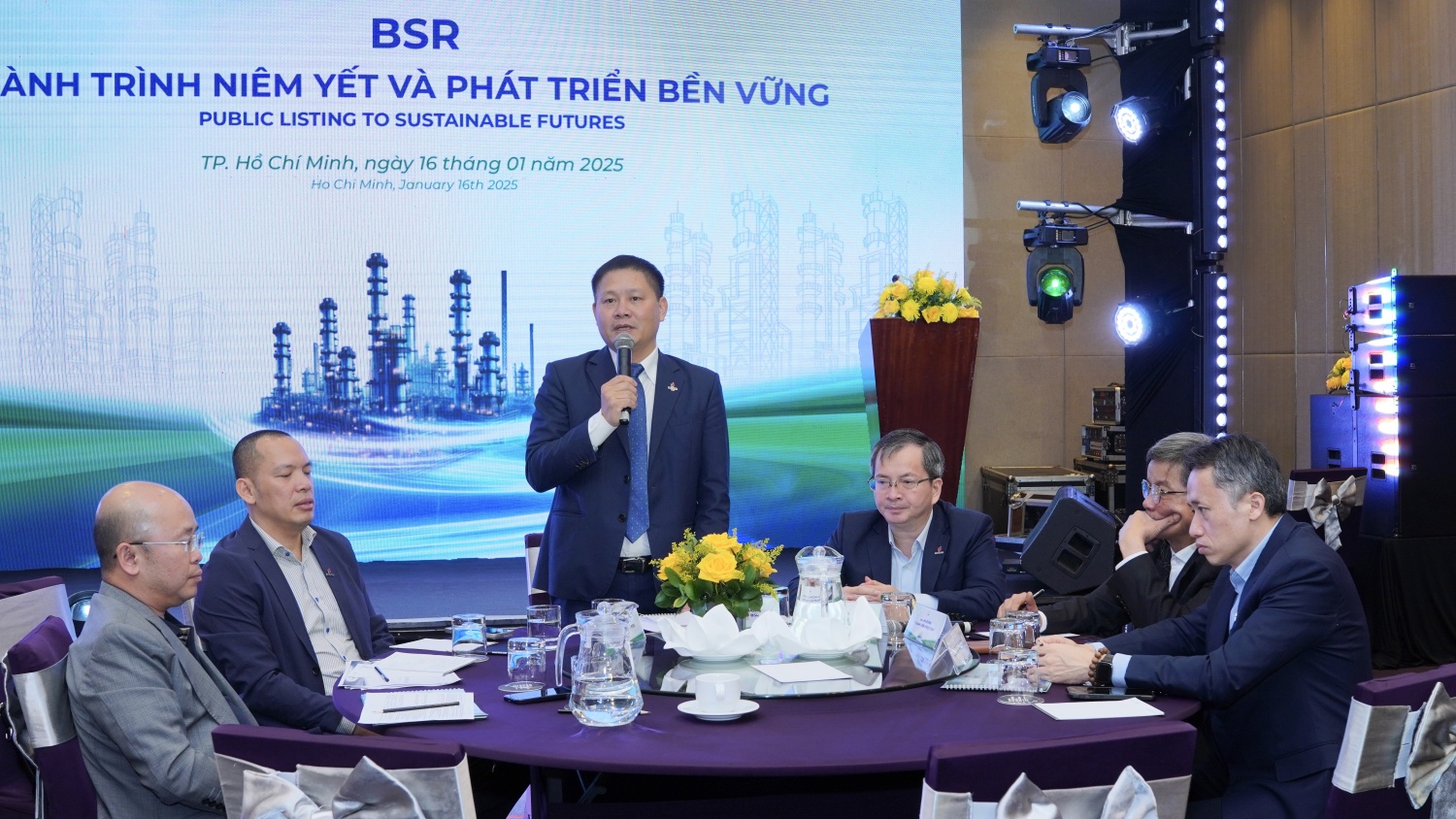 Chủ tịch HĐQT BSR Bùi Ngọc Dương trao đổi với cổ đông, nhà đầu tư tại chương trình