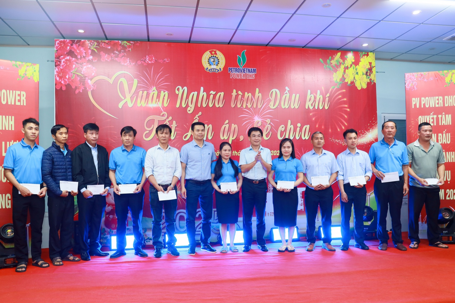 Lãnh đạo PV Power và PV Power DHC trao các phần quà hỗ trợ cho NLĐ khó khăn tại thuỷ điện Đakđrinh.
