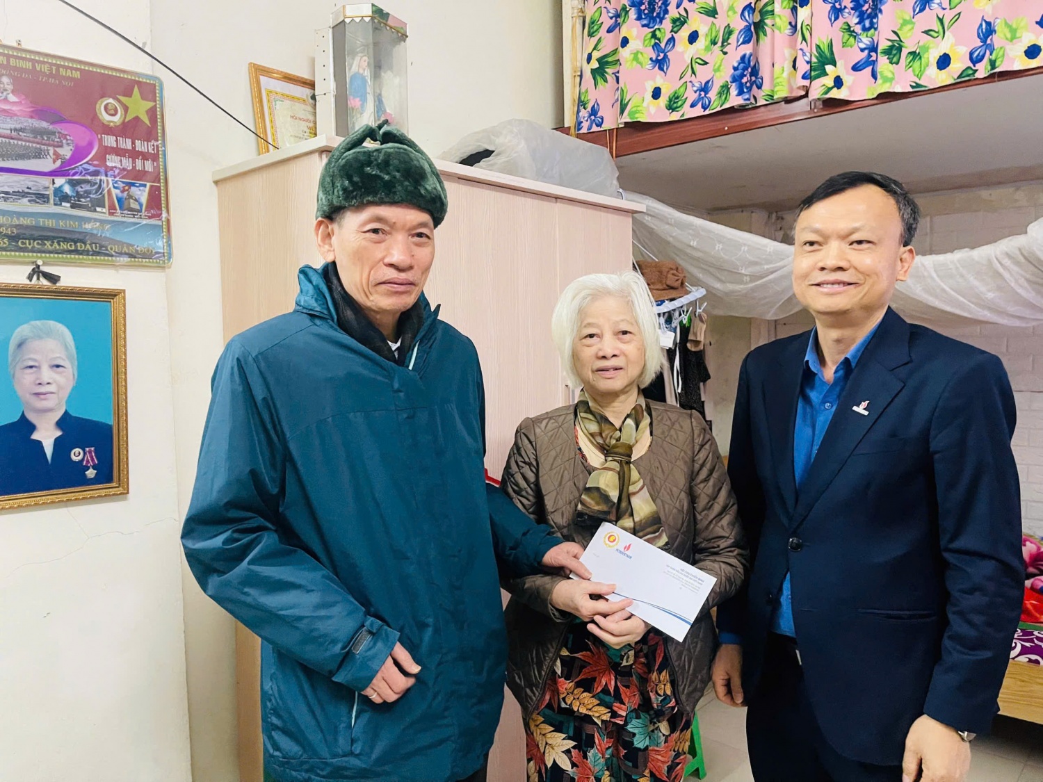 Hội CCB BMQL&ĐH Petrovietnam thăm, tặng quà các hộ gia đình chính sách phường Láng Hạ, Hà Nội