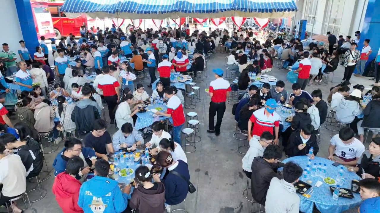 khoảng cách quê nhà được rút ngắn lại, giống như câu khẩu hiệu của chuyến xe đoàn viên này: “cùng PVOIL- đường xa thêm gần”. khoảng cách quê nhà được rút ngắn lại, giống như câu khẩu hiệu của chuyến xe đoàn viên này: “cùng PVOIL- đường xa thêm gần”.