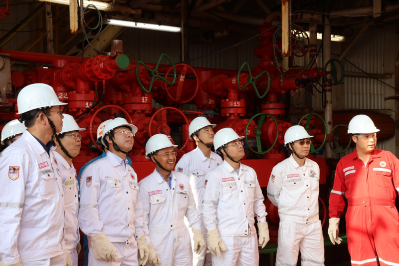 Lãnh đạo Vietsovpetro tham quan, động viên CBCNV làm việc trên giàn.