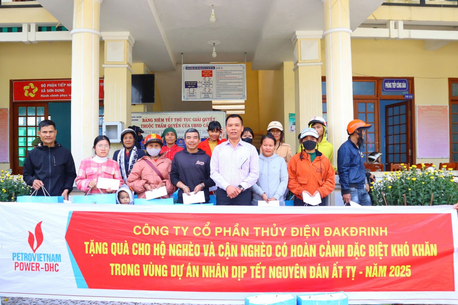 Đại diện thuỷ điện Đakđrinh trao quà cho bà con, người dân khó khăn của xã Sơn Dung, huyện Sơn Tây, Quảng Ngãi.