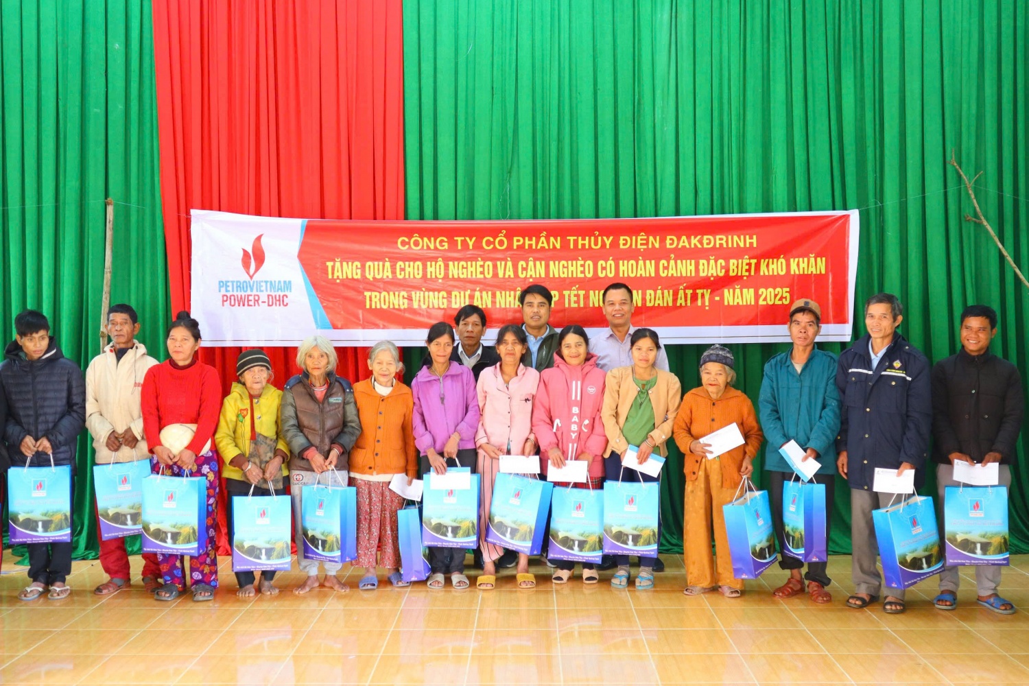 Bà con khó khăn xã Sơn Long nhận các phần quà từ thuỷ điện Đakđrinh  dịp cận Tết.