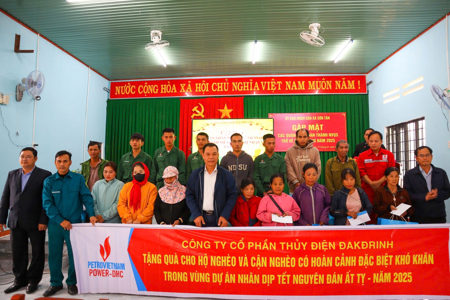 Thủy điện Đakđrinh trao nhiều phần quà cho các hộ gia đình khó khăn dịp Tết Nguyên đán