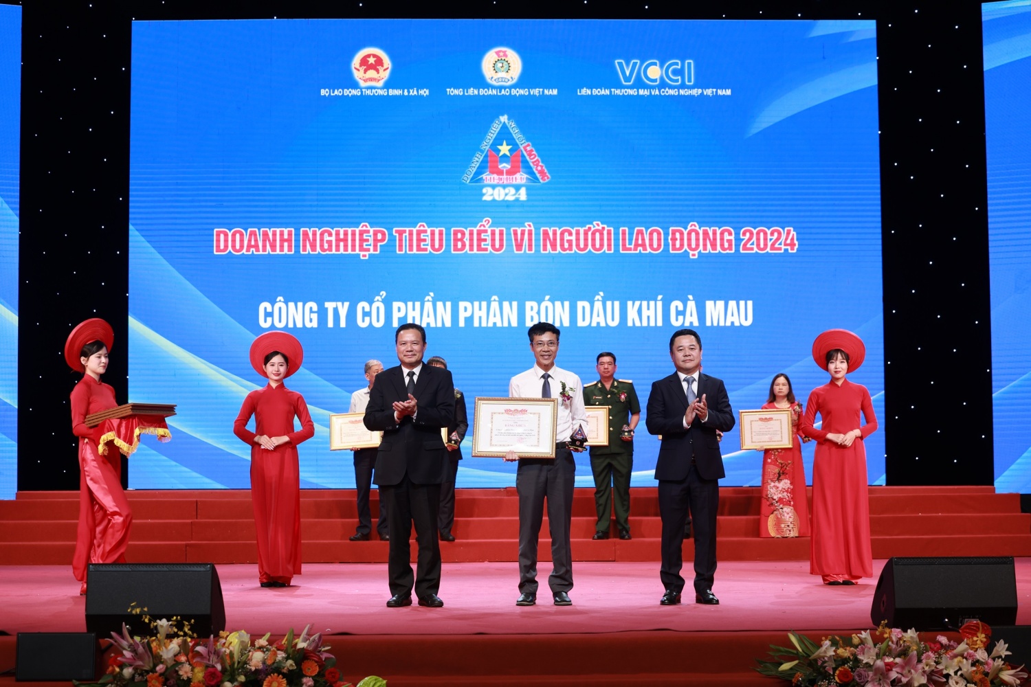 PVCFC vinh dự là top 10 Doanh nghiệp tiêu biểu vì người lao động
