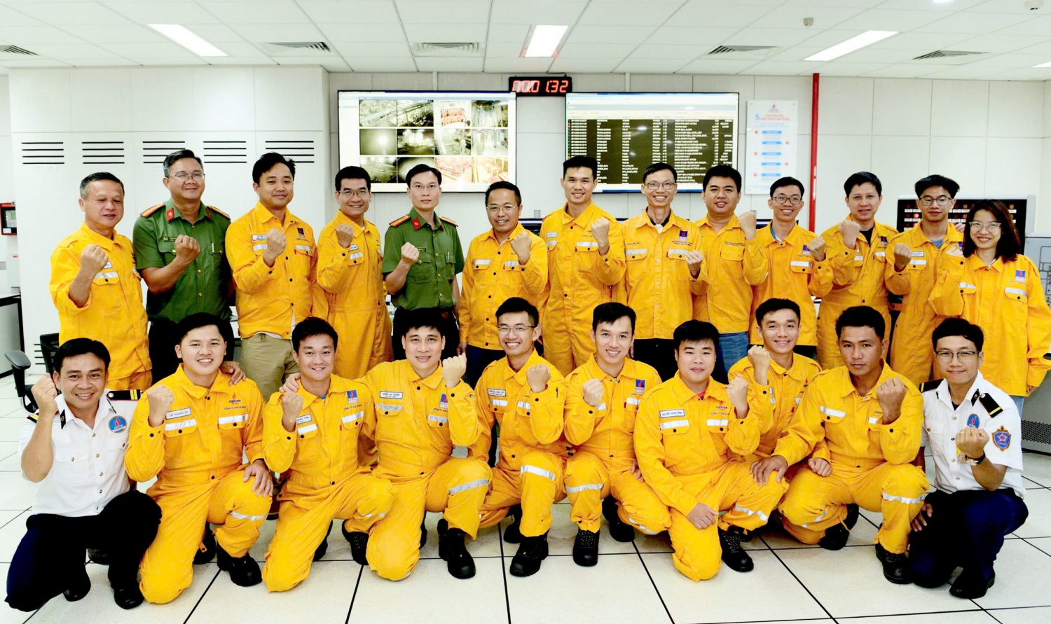 Tập thể người lao động thể hiện quyết tâm ngay từ ngày đầu năm mới Tập thể người lao động thể hiện quyết tâm ngay từ ngày đầu năm mới