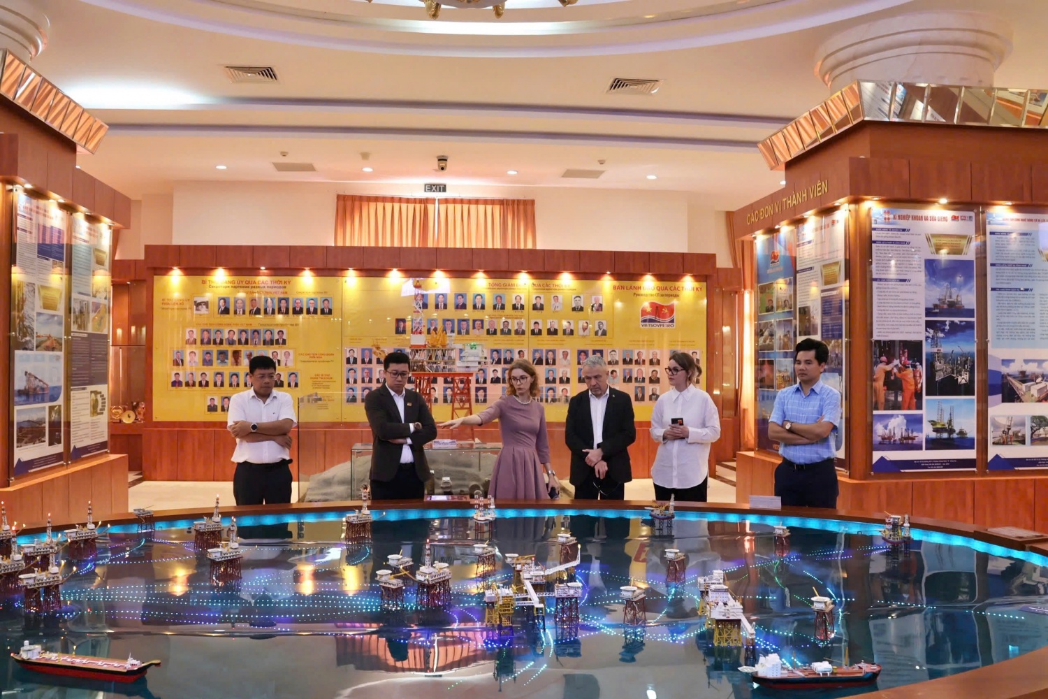 Trường Đại học Tổng hợp Dầu khí Gubkin thăm và làm việc tại Vietsovpetro