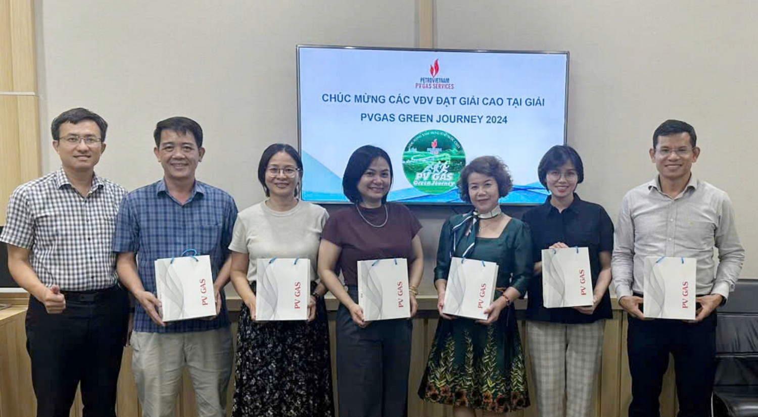 Trao khen thưởng để động viên tinh thần người lao động