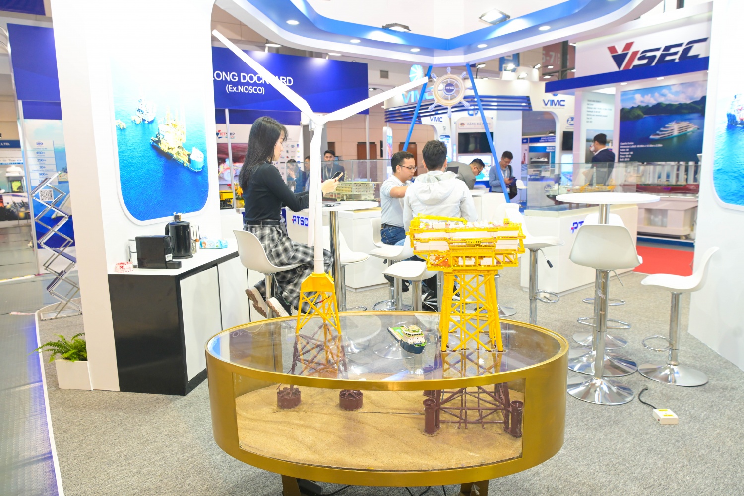 Trong khuân khổ triển lãm, PTSC đã trưng bày các công trình về điện gió ngoài khơi, công trình tàu dịch vụ dầu khí, công trình về kho nổi,... Trong khuân khổ triển lãm, PTSC đã trưng bày các công trình về điện gió ngoài khơi, công trình tàu dịch vụ dầu khí, công trình về kho nổi,...