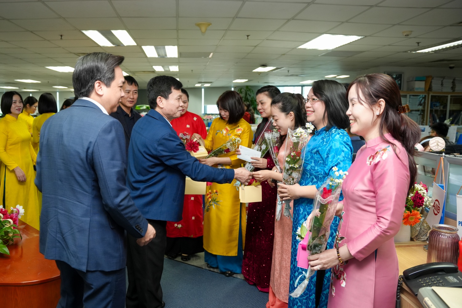 Những phần quà ý nghĩa được lãnh đạo Tổng Công ty trao đến các chị em nhân dịp kỷ niệm Ngày Phụ nữ Quốc tế 8/3. Ảnh: Ngọc Phước