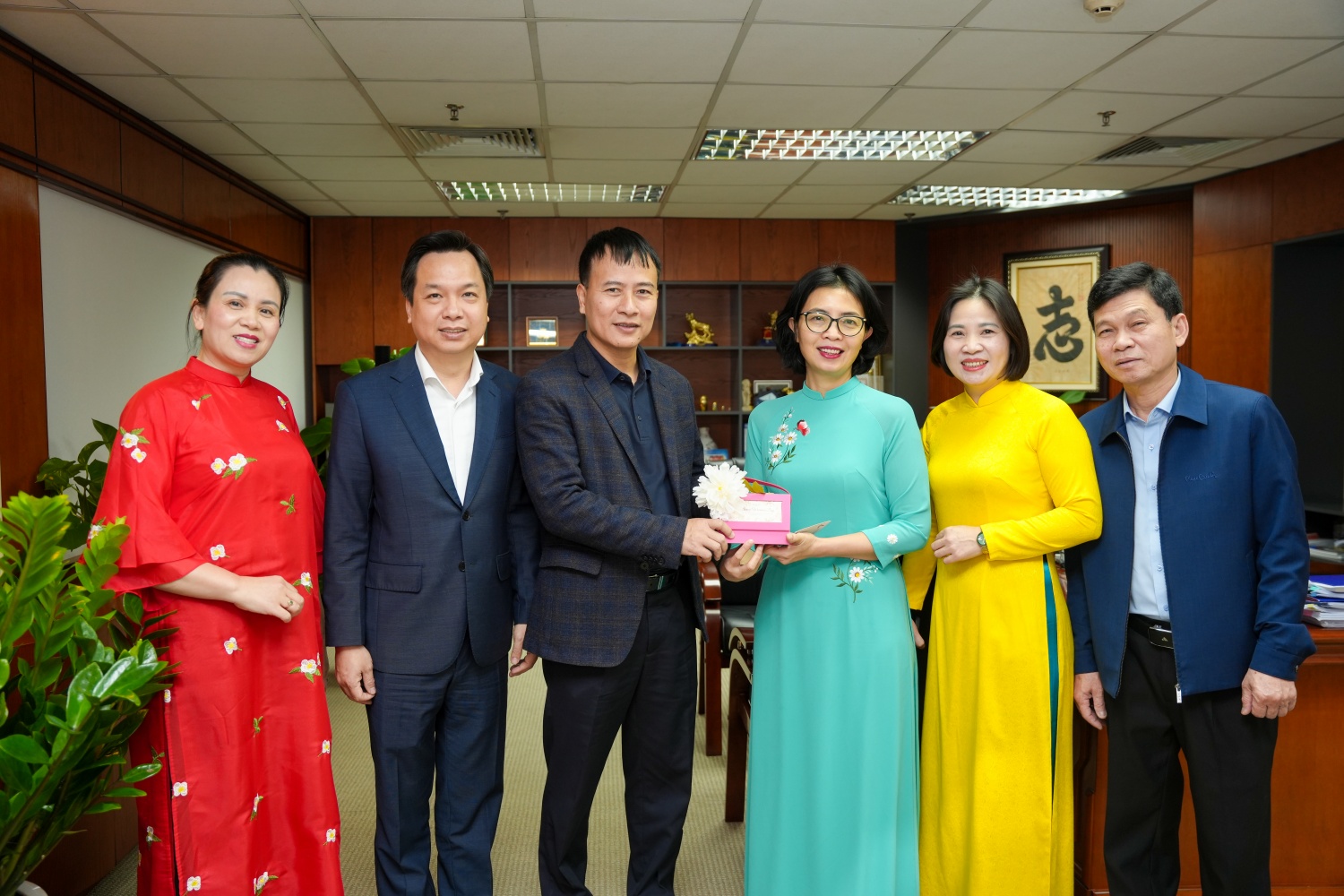Những phần quà không chỉ là lời tri ân sâu sắc mà còn thể hiện sự quan tâm, chăm sóc của CBCNV PV Power đến đời sống, tinh thần của các chị em. Ảnh: Ngọc Phước